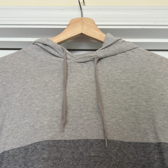 Old Navy Gray Colorblock Long-Sleeved Shirt - Picture 2 of 6